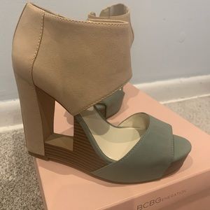 NWT Nigella Cutout Wedge BCBG Generation